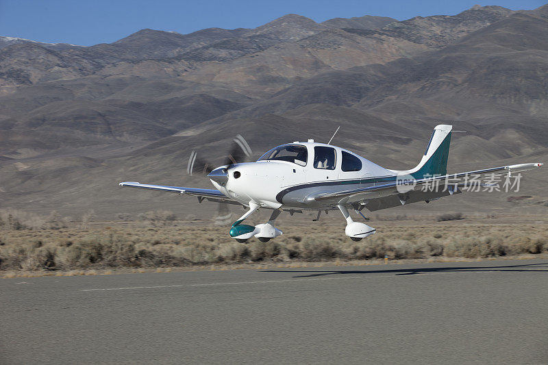 豪华私人飞机，Cirus SR 22练习起飞和降落。